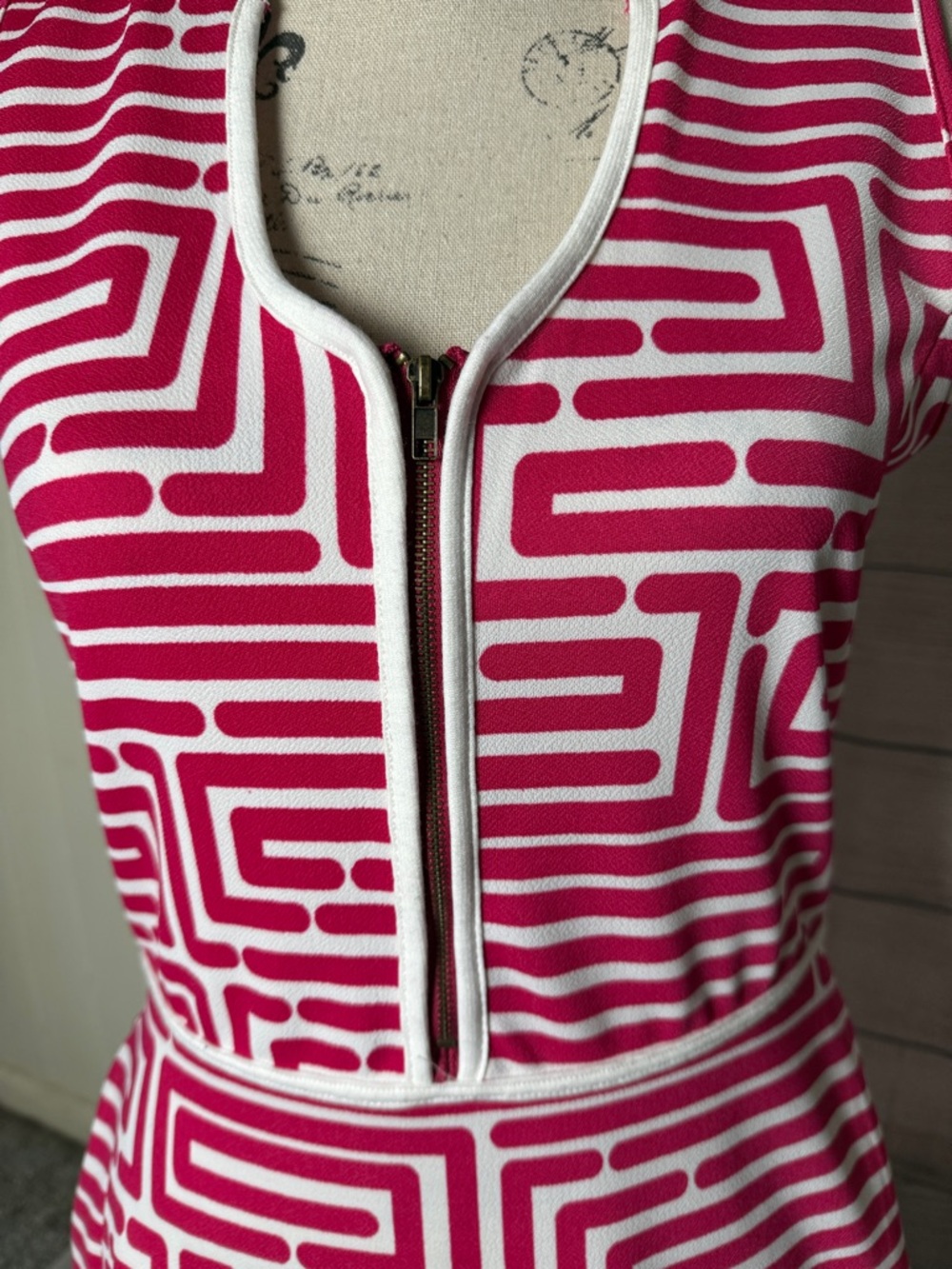 NWT Sleeveless Pink Geo-Print Zip Front Dress With Pockets Size Small - Picture 2 of 6